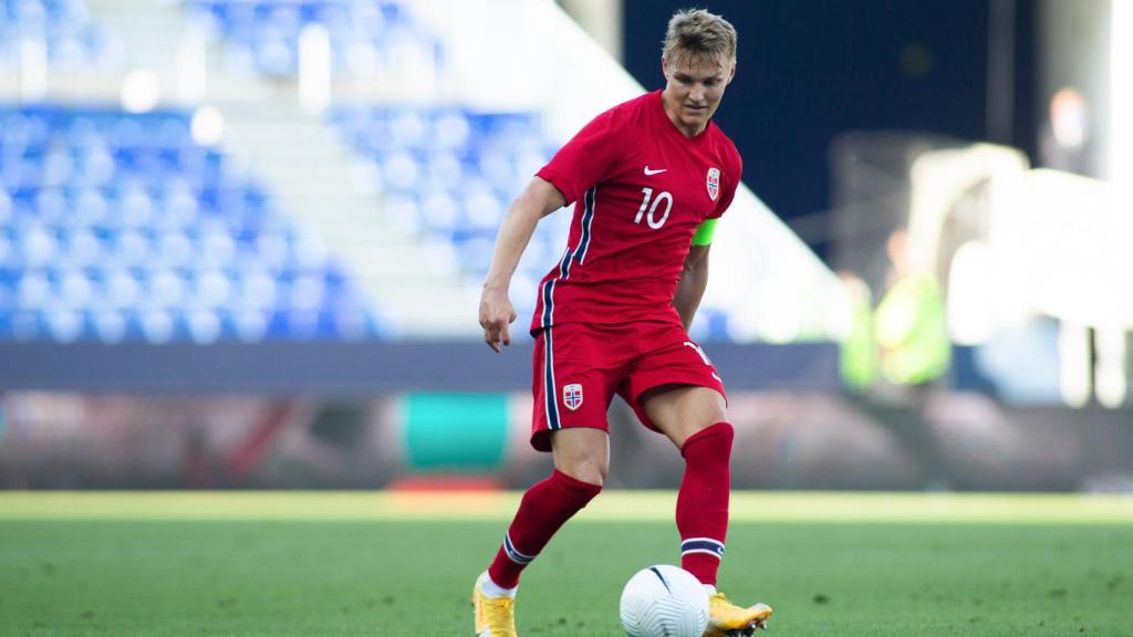 Odegaard filtra un pase en un partido con Noruega