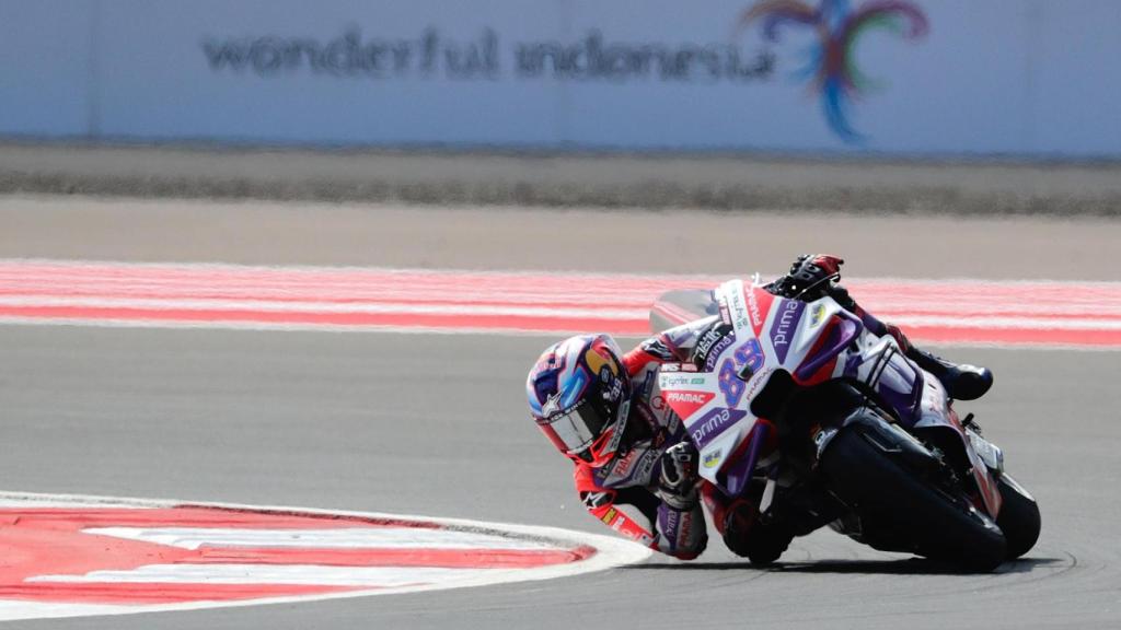 Jorge Martín traza un viraje con su Ducati Desmosedici GP23, en el circuito indonesio de Mandalika.