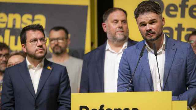 Pere Aragonés, Oriol Junqueras y Gabriel Rufián, el pasado 24 de julio en un acto celebrado por ERC en Barcelona para analizar el resultado de las elecciones.