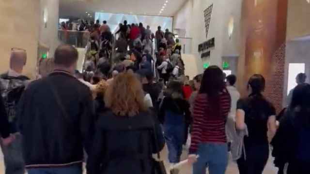 Los visitantes salen del Louvre en el momento en el que se ha desalojado