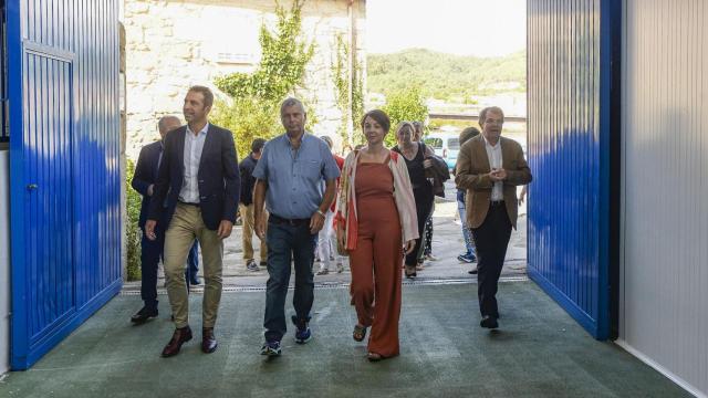 El conselleiro do Mar, Alfonso Villares, en su visita a Crebamar, en Muros (A Coruña)