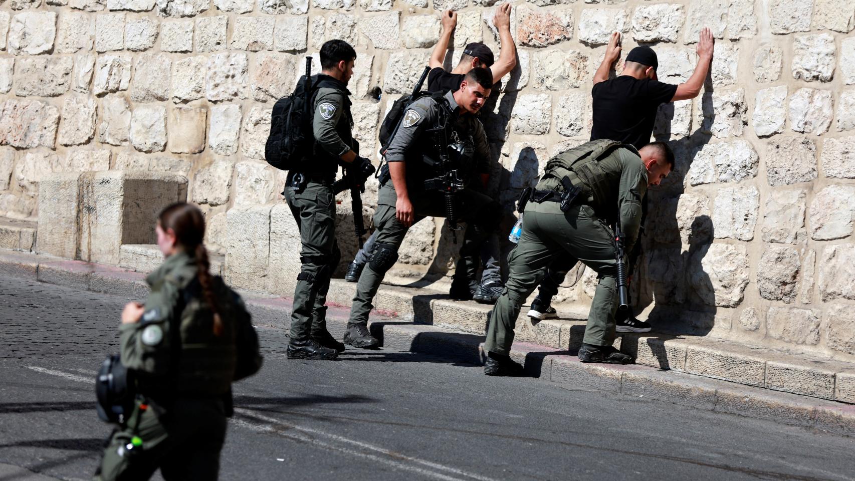 Policías israelís registran a palestinos cerca de la Puerta del León,  en Jerusalén.