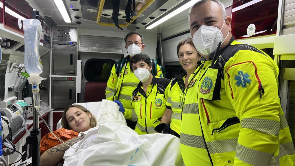 La madre con el equipo de Emergencias.