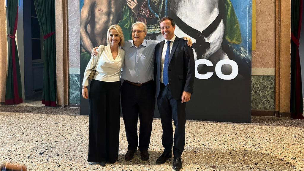 El viceministro de Cultura de Italia, Vittorio Sgarbi, con Carlos Velázquez e Inés Cañizares