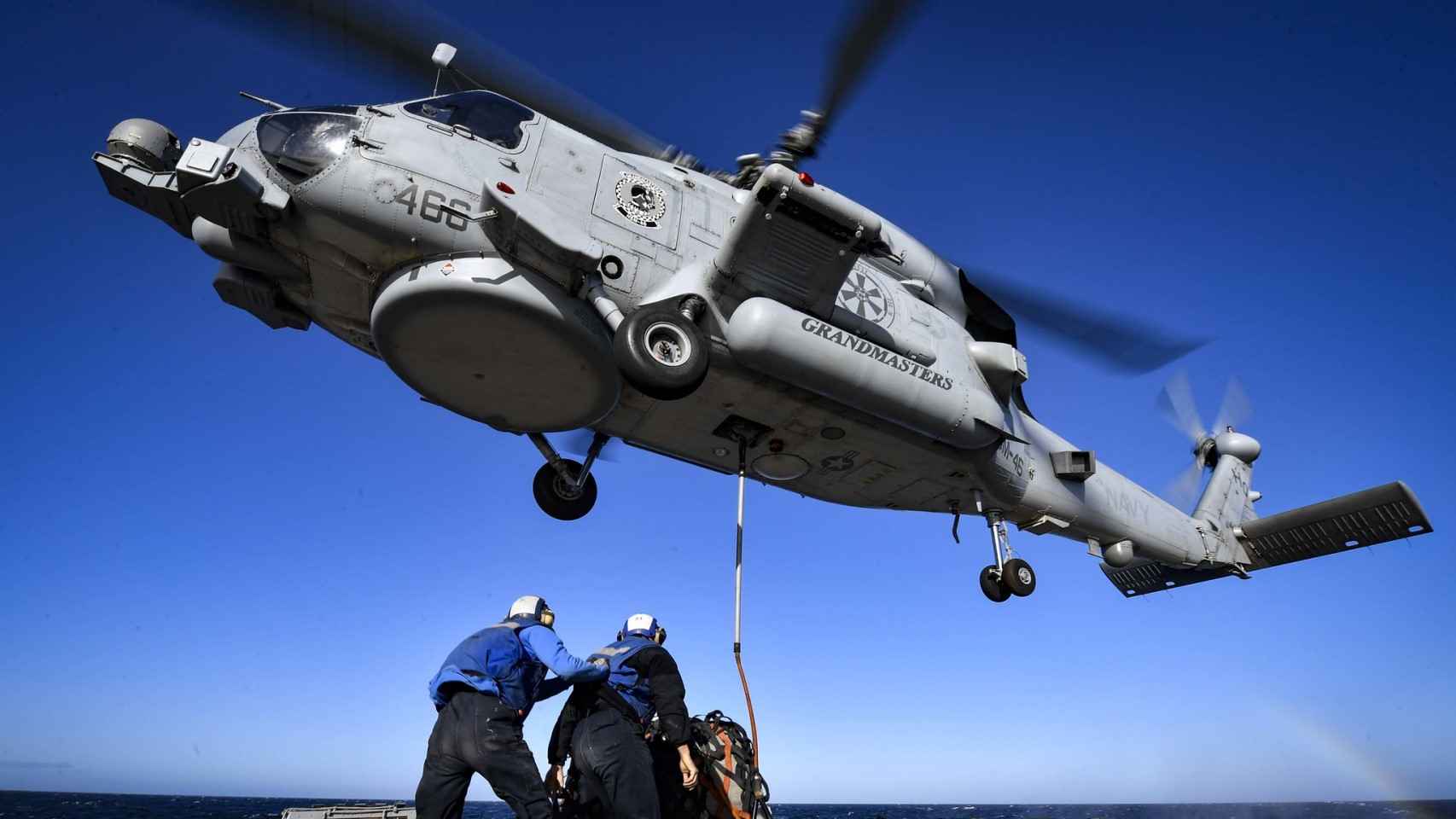 Helicóptero MH-60R en la popa de un buque de la Marina estadounidense