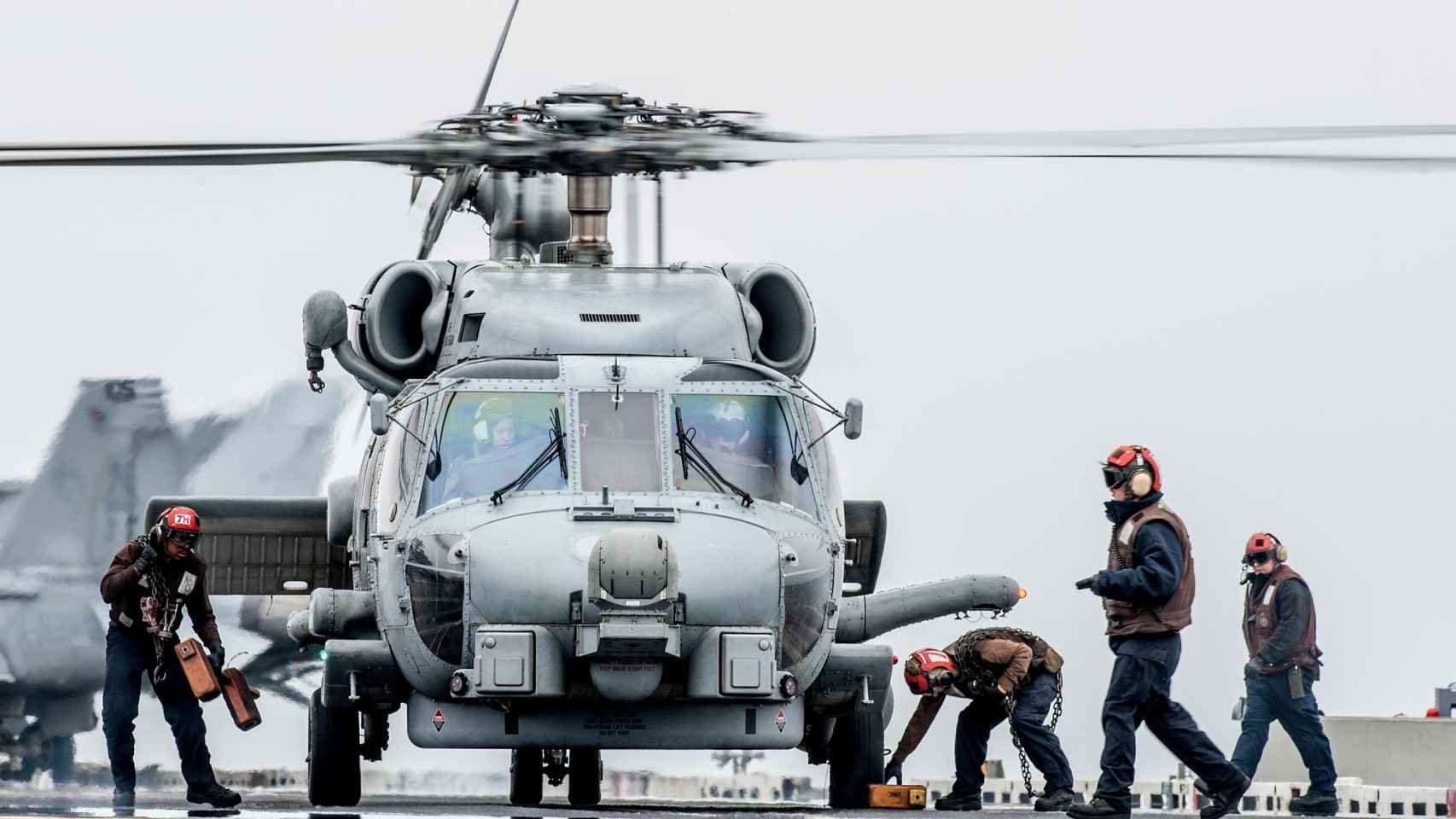 Helicóptero MH-60R en un portaviones estadounidense