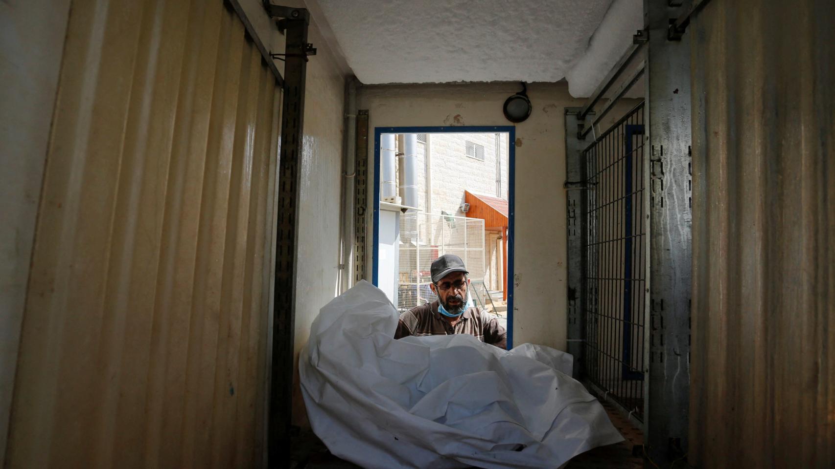 Los cuerpos de los palestinos se mantienen en hielo mientras las morgues de los hospitales se llenan en medio del actual conflicto palestino-israelí.