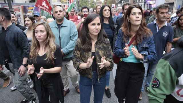 La secretaria general de Podemos, Ione Belarra, junto con Isa Serra en la manifestación en apoyo a Palestina de este domingo en Madrid.