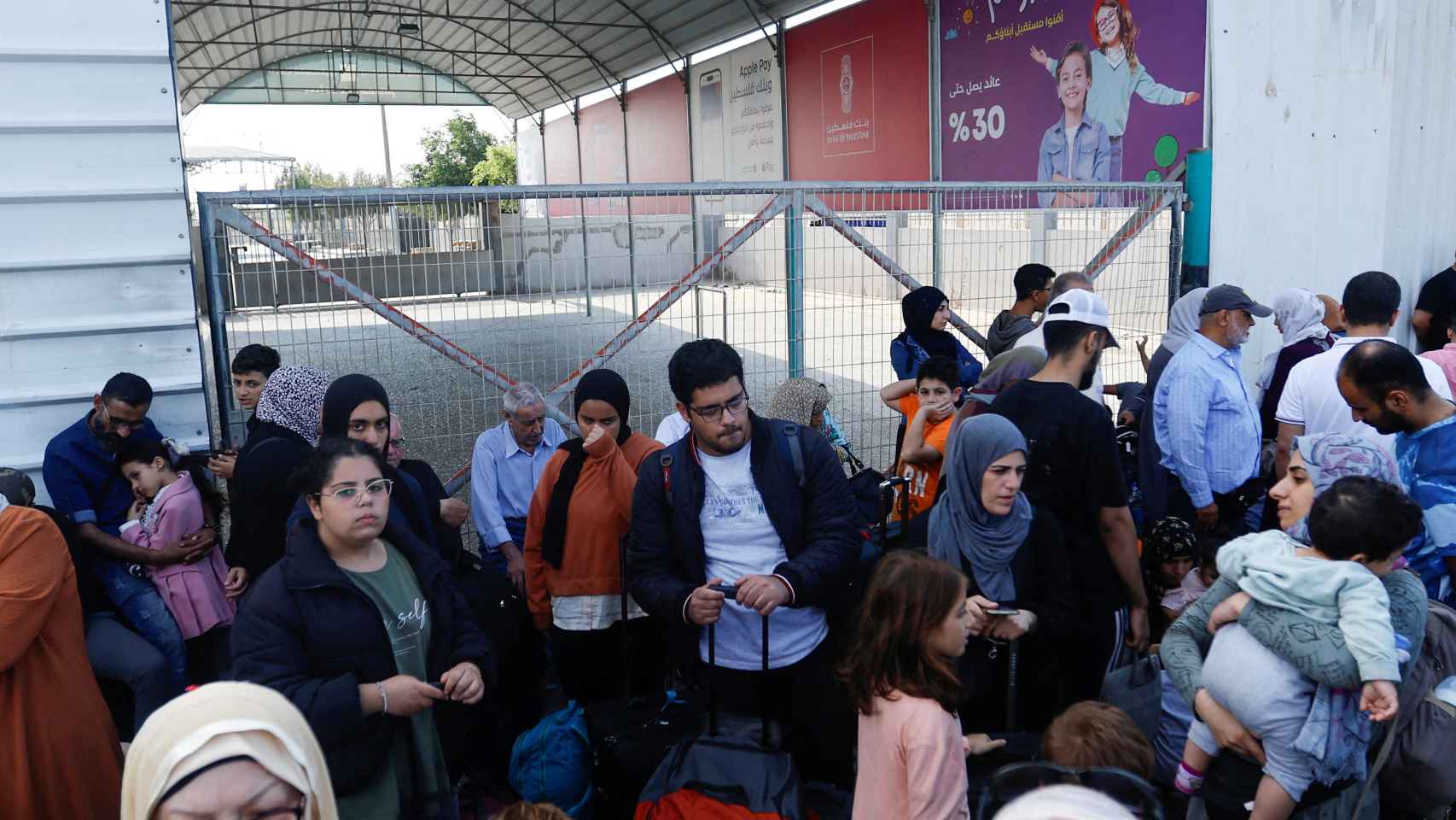 : Palestinos con doble ciudadanía se reúnen afuera del cruce fronterizo de Rafah con Egipto.