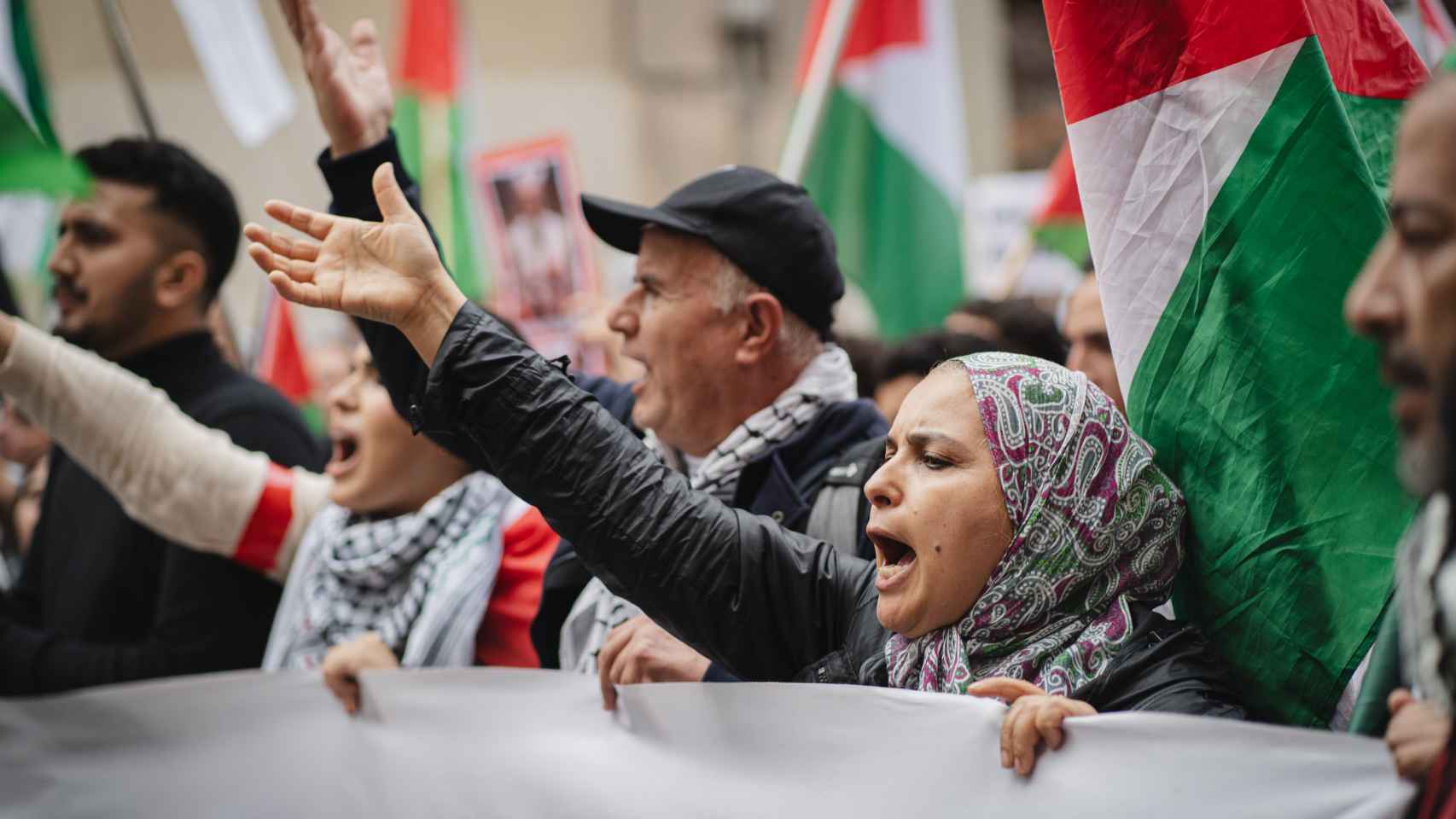 Una mujer en primer plano en la manifestación a favor de Palestina en Madrid