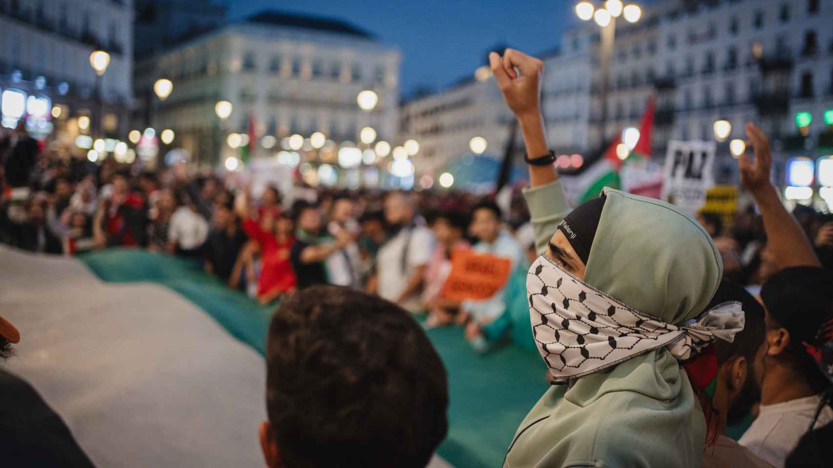 Un manifestante con pañuelo palestino en la Puerta del Sol