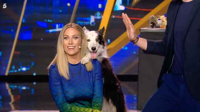 Edurne con su primera fan canina, Skadi, en 'Got Talent'.