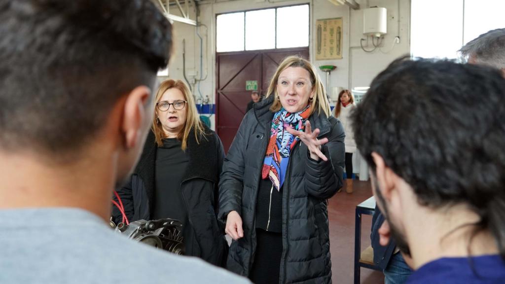 La consejera de Familia, Isabel Blanco, junto a la directora del Centro de Menores Zambrana, Clara Cano, conversa con alumnos del taller de mecánica, en una fotografía de archivo de enero de 2020