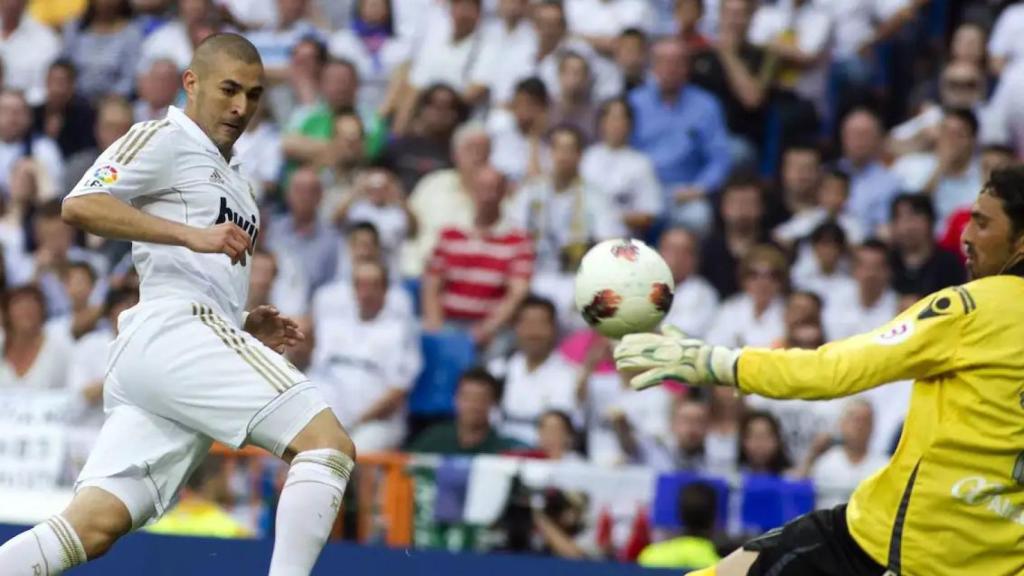 Benzema, ante Aouate en un partido de liga