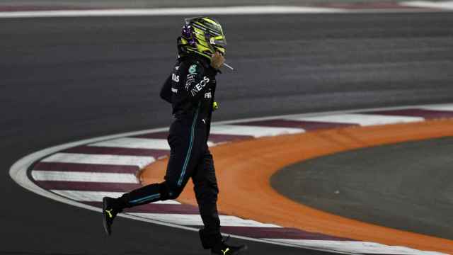 Lewis Hamilton cruza la pista en el GP de Qatar