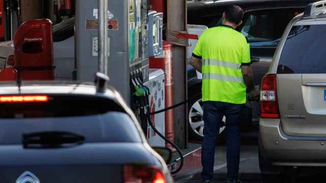 Un hombre echa carburante a su vehículo en una gasolinera, en Madrid.