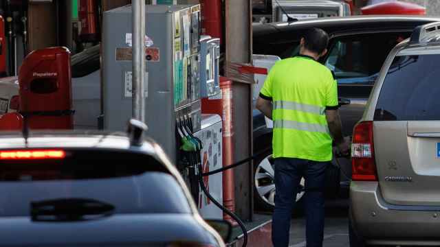 Un hombre echa carburante a su vehículo en una gasolinera, en Madrid.