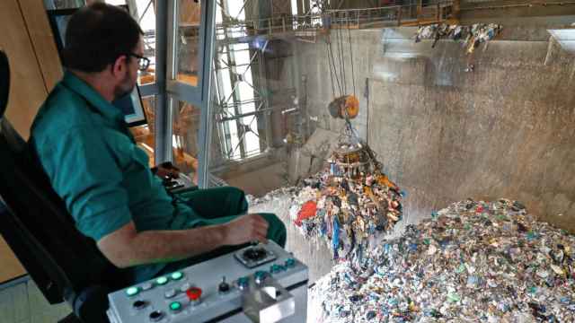 Un trabajador del Parque Tecnológico de Valdemingómez, mueve desde una grúa una montaña de residuos, en 2019.