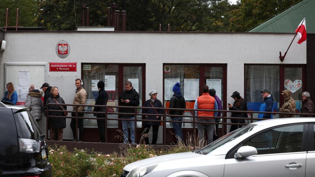 Un grupo de personas hace cola en un colegio electoral de Varsovia.