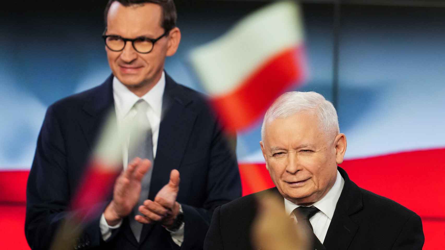 El primer ministro Mateusz Morawiecki (i) junto al jefe de la formación, Jaroslaw Kaczynski (d).