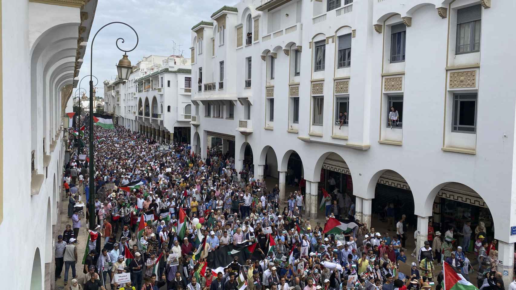 Miles de personas se manifiestan en las calles de Rabat.