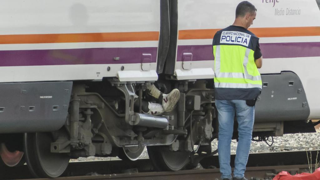 Un agente del Cuerpo Nacional de Policía junto al cuerpo de Álvaro Prieto hallado este lunes.