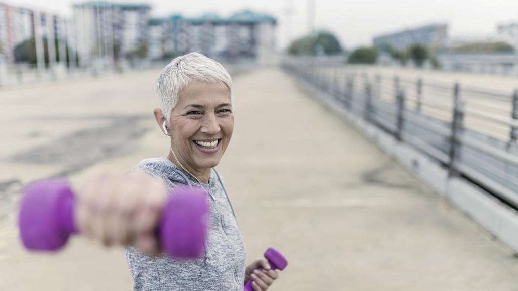 Una mujer con cáncer de mama realizando ejercicio al aire libre.
