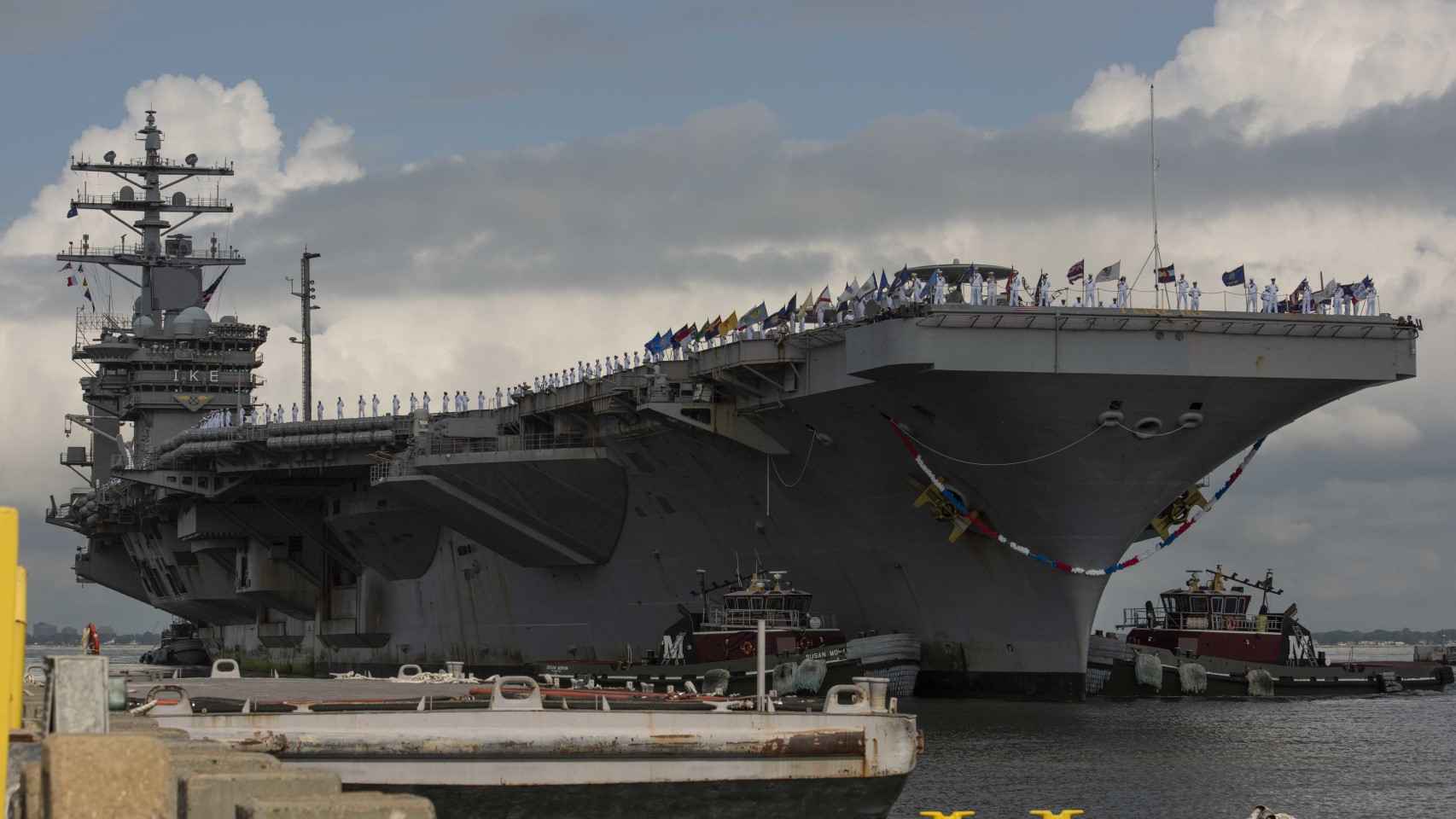 USS Dwight D. Eisenhower en su puerto base en Norfolk (Virginia)