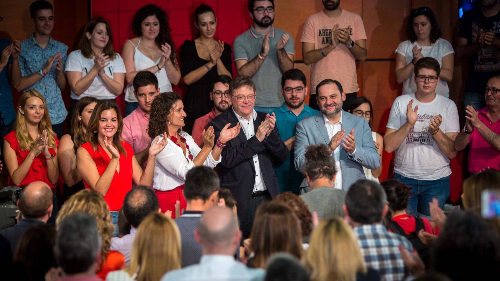 El exministro junto a Puig y otros miembros socialistas en un acto de partido en 2018. EE