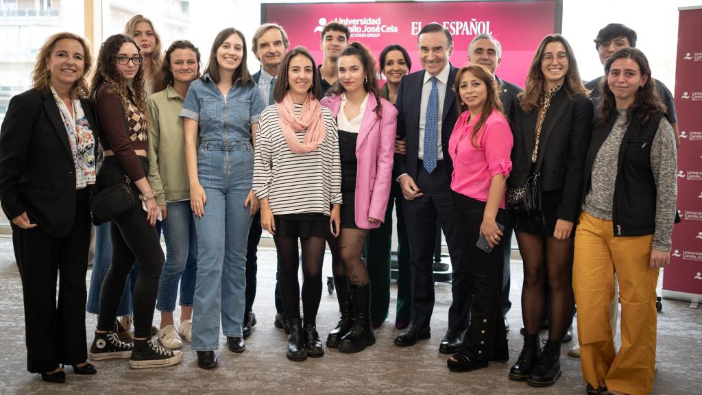 Alumnos de la primera promoción del Máster en Periodismo de EL ESPAÑOL en colaboración con la Universidad Camilo José Cela, este lunes en Madrid.