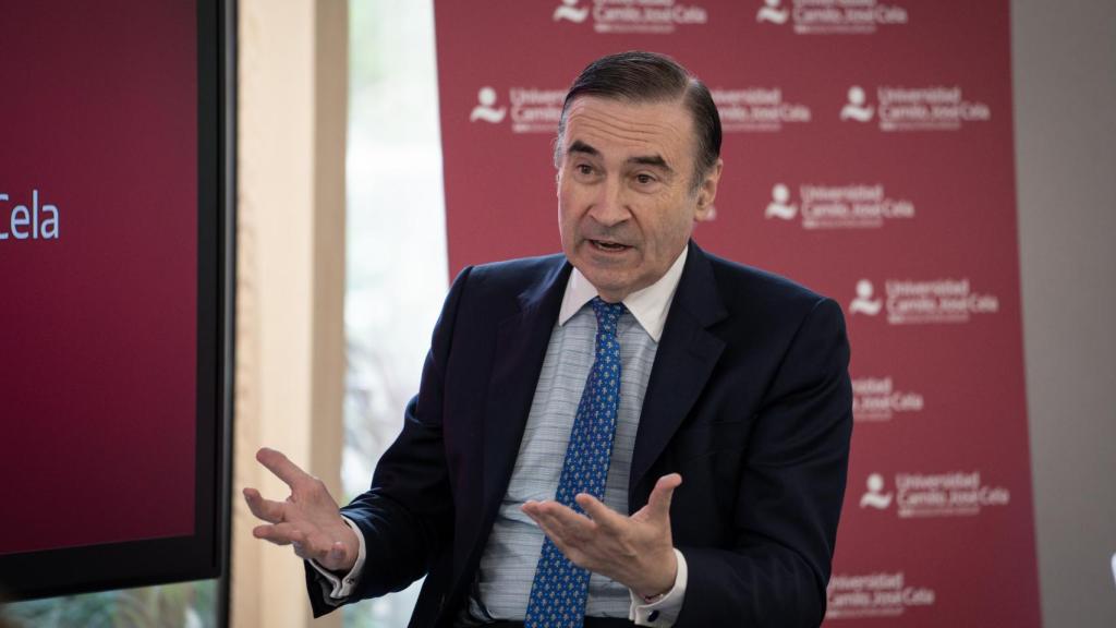 Pedro J. Ramírez, presidente ejecutivo y director de EL ESPAÑOL, durante su intervención en la Universidad Camilo José Cela, este lunes.