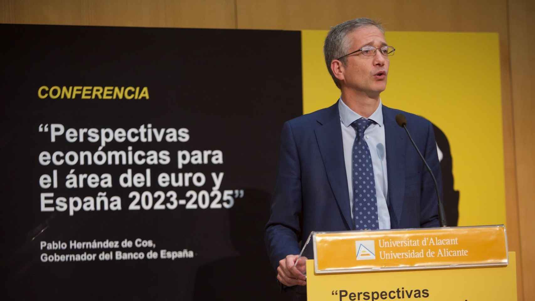 El gobernador del Banco de España en su conferencia de ayer en la Universidad de Alicante.