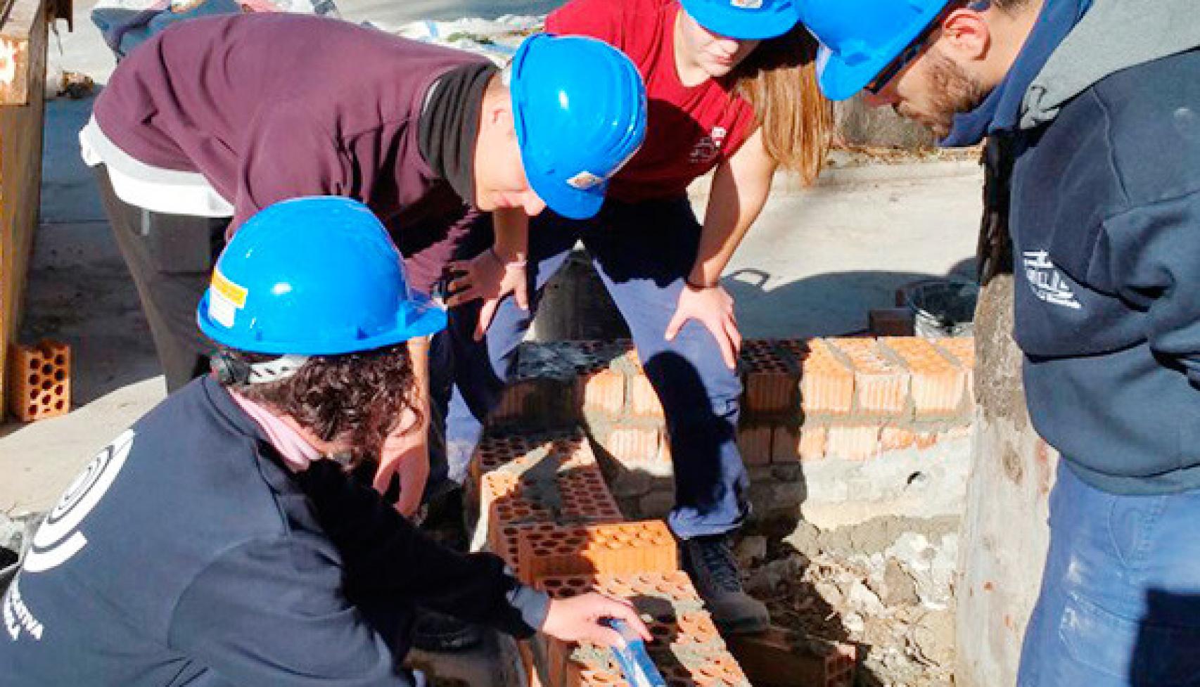 Varios alumnos de uno de los ciclos formativos en Construcción del IES La Rosaleda de Málaga.