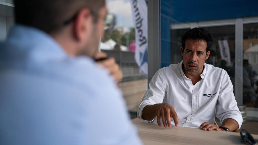 Marc de Antonio durante la entrevista con EL ESPAÑOL en el club náutico de Barcelona.