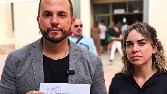 Los concejales Rafa Mas y Sara Llobell, antes de presentar la denuncia a Vox en Alicante.