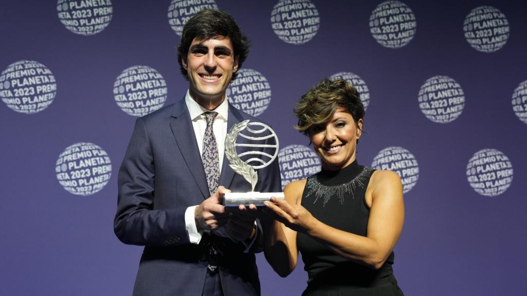 Alfonso Goizueta, finalista del Premio Planeta 2023, posa junto a la ganadora, Sonsoles Ónega. Foto: EFE/Alejandro García