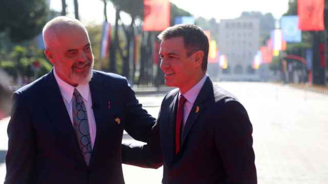Pedro Sánchez, recibido por el primer ministro de Albania, Edi Rama, en Tirana para la cumbre del Proceso de Berlín.