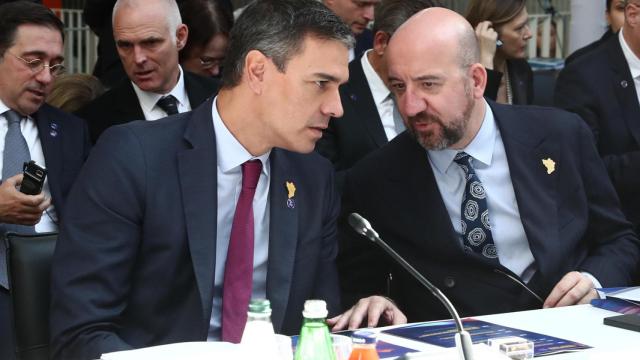 El presidente del Gobierno en funciones, Pedro Sánchez, conversa con el presidente del Consejo Europeo, Carles Michel, este lunes en Albania.