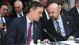 El presidente del Gobierno en funciones, Pedro Sánchez, conversa con el presidente del Consejo Europeo, Carles Michel, este lunes en Albania.