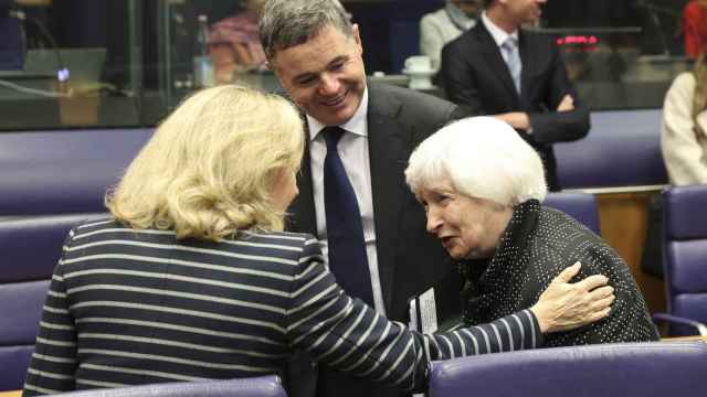 La vicepresidenta Nadia Calviño saluda a la secretaria del Tesoro de EEUU, Janet Yellen, durante del Eurogrupo de este lunes en Luxemburgo