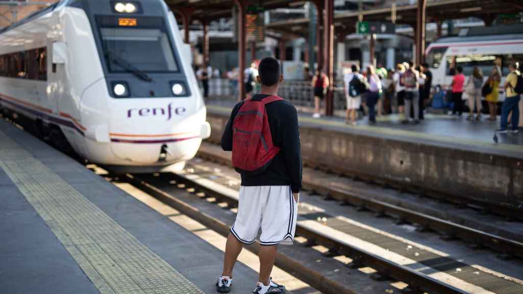 Un pasajero, en la estación de Chamartín (Madrid), esperando un tren de Media Distancia.