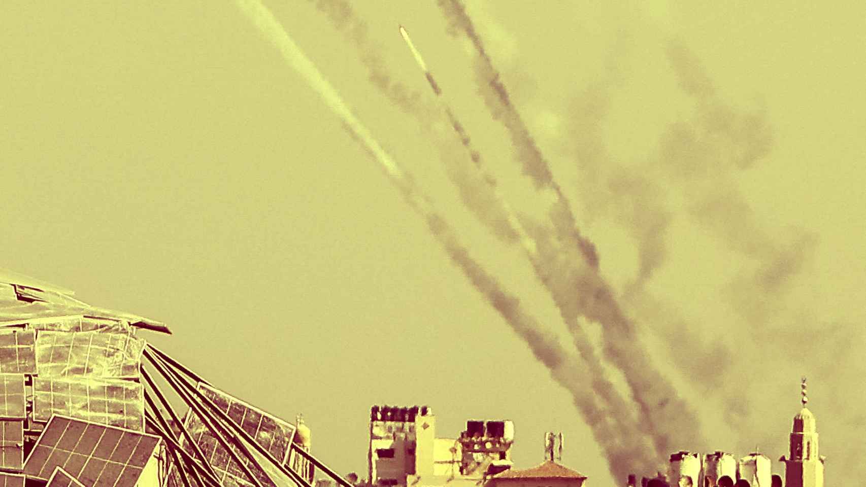 Lanzamiento de cohetes desde Gaza hacia Israel.