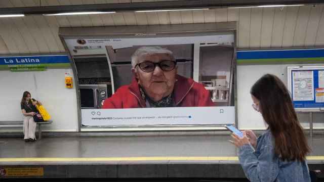 Marina Prieto, la abuela centenaria, en una parada de Metro de Madrid.