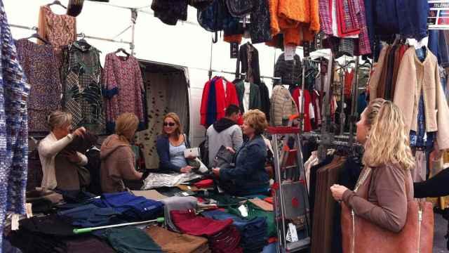 Conoce el mercadillo de barrio que se ha hecho viral en Madrid: compran TikTokers de moda y famosos.