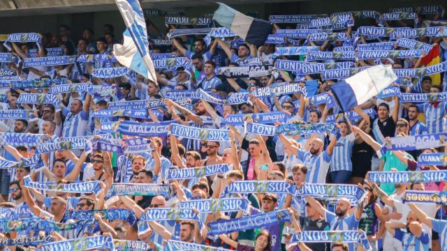 La afición del Málaga CF durante un partido en La Rosaleda.