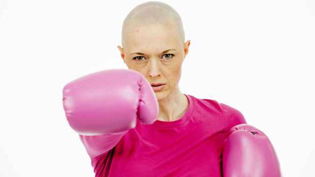 Una mujer con cáncer de mama practicando ejercicio.