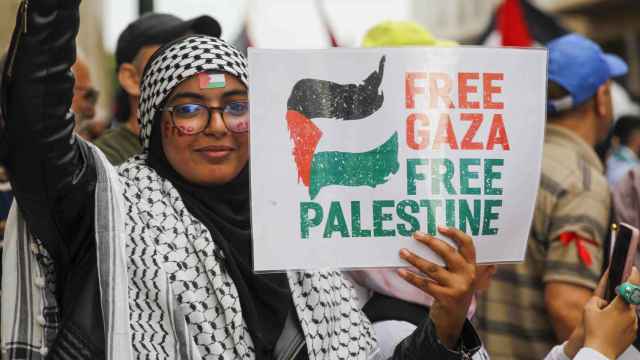 Una mujer marroquí muestra su apoyo a los palestinos de la Franja de Gaza, en la manifestación en Rabat.