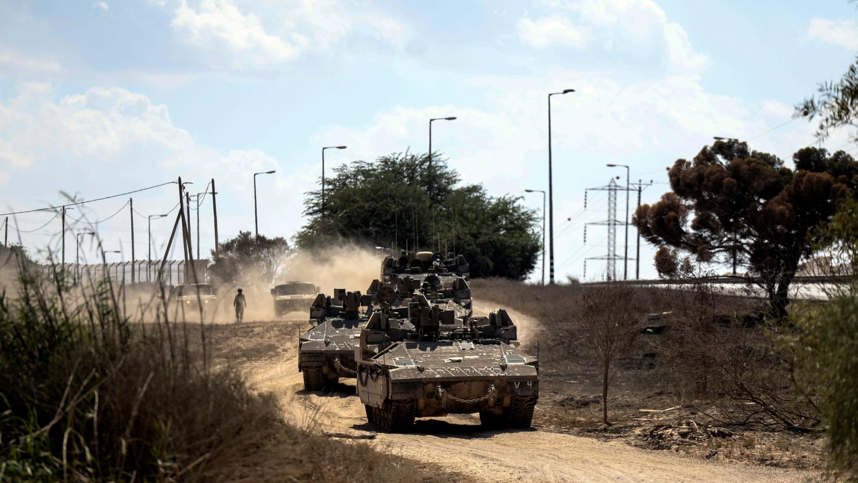 Tanques israelíes patrullan en las inmediaciones de la Franja de Gaza.