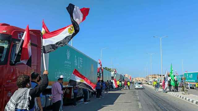 Camiones con material humanitario para Palestina esperando en la frontera egipcia este domingo.