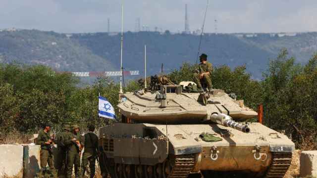 Militares israelíes vigilan la frontera con Líbano en el norte de Israel.